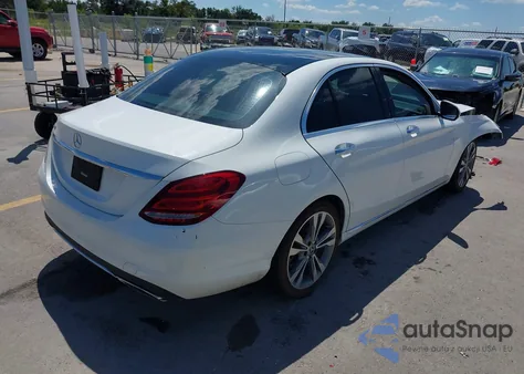 2018 Mercedes-Benz C 300 z USA, uszkodzony, nr VIN 55SWF4JB4JU265425
